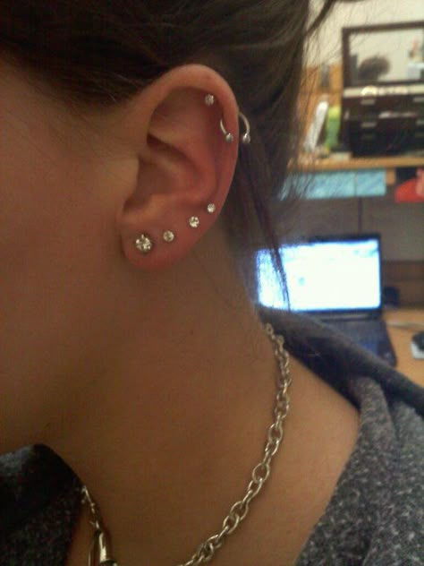 Love the look of this! Just got my cartilage pierced yesterday and think I'm going to do a 4th piercing on the lobe of each ear tomorrow..... Ear Peircings, Cool Ear Piercings, Pretty Ear Piercings, Cool Piercings, Cute Piercings, Lobe Piercing, Ringe Gold, Body Piercings, Ear Piercing