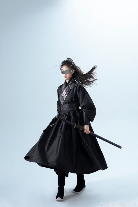 hanfu gallery : chinese hanfu by 风牵一袖 Chinese Swordsman Hanfu, Chinese Warrior Outfit, Warrior Outfits Female, Hanfu Gallery, Black Hanfu, Pretty Costumes, Traditional Asian Clothing, Female References, Oc Reference