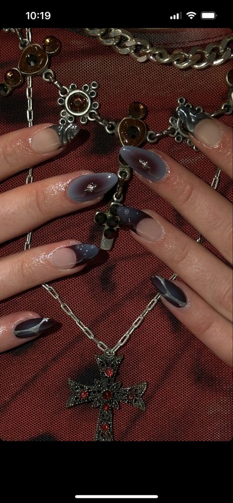 Fairycore Nails Short, Brown Grunge Nails, Alt Nail Inspo Almond, Alternative Nail Ideas, Simple Grunge Nails, Grunge Nails Acrylic 90s, Alt Nails Designs, Edgy Nail Ideas, Emo Nail Art