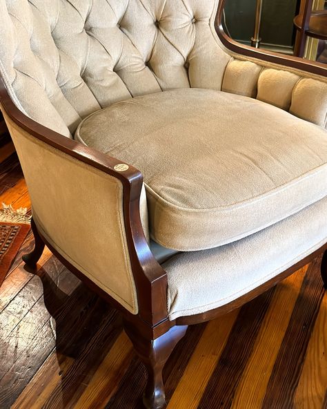 𝐒𝐎𝐋𝐃— Vintage Cream Velvet Tufted Chair. Beautiful tufted arm chair with a neutral, cream colored upholstery. It would make a great living room accent chair or comfy lounging spot in a reading nook. In very good condition with minor wear on the wood frame due to age. No stains or tears in the upholstery. 32”w x 29”d x 35”t, seat 19”t $170 This piece can be seen in store while still available. Pick up, local delivery or uShip. 📍Columbia, PA Dm to purchase or get a shipping quote! ______... Vintage Curved Sofa, Antique Armchair Overstock, Velvet Tufted Chair, Arm Chairs Vintage Art Deco, Rococo Armchair, Vintage Mid Century Furniture, Tuffed Back Chair Antique Fabric, Tufted Chair, Tufted Arm Chair