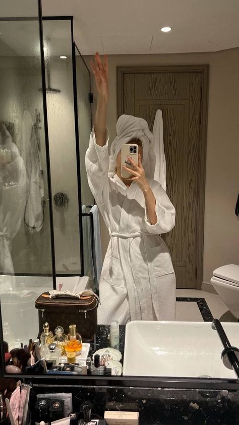 Bathroom Girl Aesthetic, Selfie Bathroom, Bathroom Selfie, New Photo Download, Wife Life, Healthy Lifestyle Inspiration, Future Lifestyle, Night Routine, Mind Body Soul