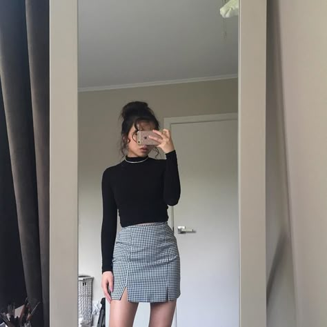 Grunge Chic Outfits, Sixth Form Outfits, Grunge Tattoo, Grunge Chic, Sixth Form, Checkered Skirt, Grunge Outfit, Easy Style, Mode Inspo