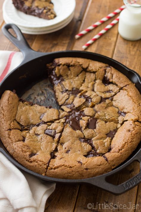 Deep Dish Chocolate Chip Cookie Stuffed with Nutella Deep Dish Chocolate Chip Cookie, Deep Dish Cookie Pie, Deep Dish Cookie, Chocolate Chip Cookie Pie, Ultimate Chocolate Chip Cookie, Cookie Cake Pie, Skillet Cookie, Nutella Cookies, Nutella Recipes