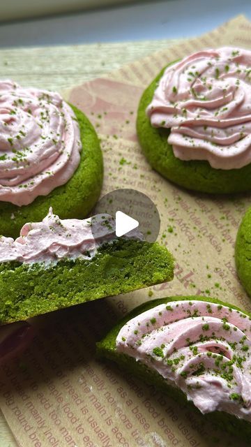 Isabel | Easy Baking Recipes on Instagram: "These are the best Strawberry Matcha Cookies! These delicious thick matcha cookies are topped with a smooth strawberry cream that is dusted with matcha powder, making them taste like a delicious cup of strawberry matcha latte. It’s like if you marry cookies and strawberry matcha latte together and get the best of both worlds. These big and soft cookies just burst with delicious flavor 🥰 I used the gastronomy matcha powder from @matchabotanicals_com @matchabotanicals_fr which is perfect for baking but also suitable for matcha lattes or smoothies! And how exciting: You can save 20% with the code IZZYSKITCHEN !!!🥳 Be sure to check them out they have everything a matcha lover’s heart desires 🍵🤍  Recipe for 11 Cookies: INGREDIENTS MATCHA COOKIES 1 Matcha Strawberry Cookies, Strawberry Matcha Cookies, Strawberry Matcha Latte, Matcha Desserts, Bone Apple Tea, Matcha White Chocolate, Matcha Lover, Strawberry Matcha, Matcha Dessert