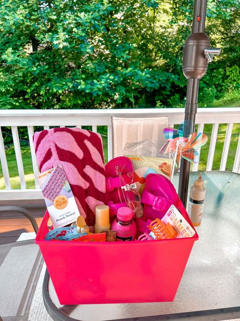 Beach Baskets Ideas Summer Gifts, Summer Basket For Teens, Small Cooler Gift Basket Ideas, Beach Bag Raffle Basket Ideas, Hawaii Themed Gift Basket, Summer Baskets Gift Ideas, Beach Raffle Basket, Tropical Gift Basket Ideas, Beach Birthday Gift Ideas