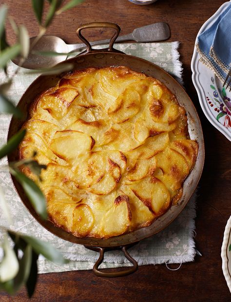 Pommes Anna is a classic French side dish of layered potatoes – try adding extra crushed garlic to the butter in this easy side dish recipe Pommes Anna Recipe, French Side Dishes, Starchy Sides, Pommes Anna, Sainsburys Recipes, Angel Strawbridge, Chateau Style, Side Dish Recipes Easy, French Cooking