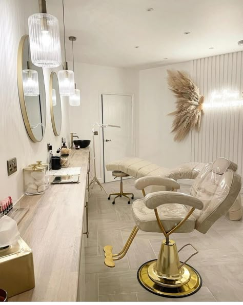 Makeup Studio Decor, Home Hair Salons, Beauty Room Salon, Home Beauty Salon, Esthetician Room Decor, Esthetics Room, Beauty Therapy Room, Hair Salon Interior, Salon Suites Decor