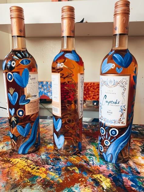 Art And Wine Party Ideas, Painting On Wine Bottles, Painted Vodka Bottle Birthday, Painted Aperol Bottle, Paint On Wine Bottles, Wine Bottle Painting Ideas, Engagement Party Gift Ideas, Painted Gift Ideas, Painted Champagne Bottle 21st Birthday