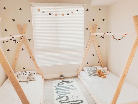 Toddler Room Teepee Bed, Montessori Twin Bedroom, Twin Montessori Bedroom, Toddler Teepee Bed, Twin Toddler Bedroom, Twin Nursery Room, Kids Bedroom Flooring, Stars Banner, Boy And Girl Shared Room