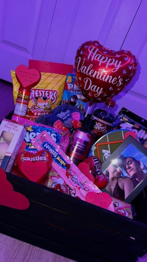 Craft the ultimate surprise with a gift basket for your boyfriend! 🎁💑 From sweet treats to personalized goodies, create a basket filled with love. 💖🍫 #BoyfriendGiftBasket Surprises For Bf, Gift Bags For Boyfriend, Boyfriends Basket Gift, Gf Day Gifts, Things To Buy Ur Boyfriend, Basket Full Of Gifts, Gift Baskets Ideas For Boyfriend, Anniversary Baskets For Her, Ideas For National Boyfriend Day