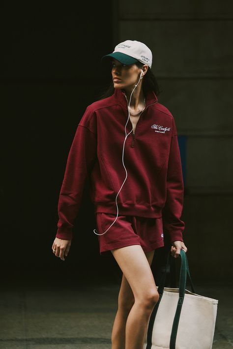 Lookbook Sporty & Rich x The Carlyle Gigi Hadid Gym Outfit, Sporty Athletic Outfits, Sports Core Aesthetic, Rich Athlete Aesthetic, Sporty And Rich Campaign, Sport And Rich Aesthetic, Sporty Rich Outfits, Runway Athleisure, Retro Sports Aesthetic