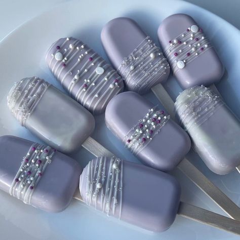 CAKE POPS BY RS on Instagram: “Lilac cakesicles💜 . . . #cakepops #cakesicles #lilaccakesicles #purplecakesicles #dessert #cakesiclesofinstagram #cakepopsicles #gtatreats…” Simple Cakesicles Designs, Lilac Cake Pops, Purple Cake Pops Ideas, Purple Cakesicles, Lilac Desserts, Quince Dessert Table, Purple Theme Wedding, Purple Cake Pops, Purple Desserts