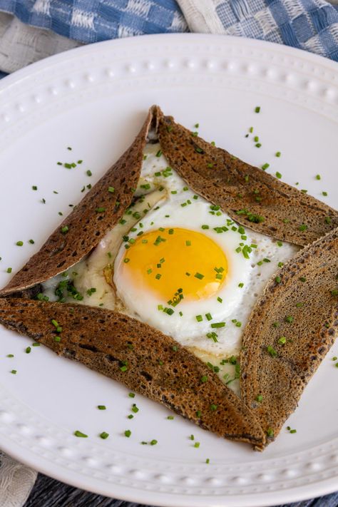 A Galette Complète is a savory French buckwheat crêpe filled with salty ham, gooey cheese, and an egg with a perfectly runny yolk. It's a popular breakfast and brunch item with a classic combination of flavors. Italian Recipes Appetizers, Buckwheat Crepes, Crepes Filling, Brunch Items, Winter Comfort Food, Ham Recipes, Favorite Comfort Food, Pancakes And Waffles, Lunch Snacks