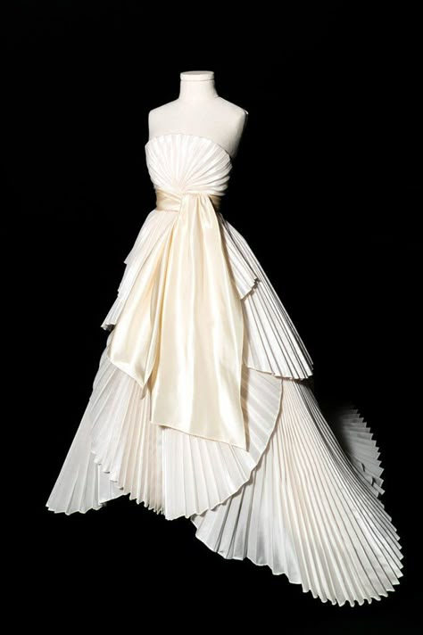 bezh on Twitter: "evening dress from Christian Dior 1949… " House Of Dior, Dior Dress, Paper Dress, Vintage Dresses 50s, Dior Haute Couture, Iconic Dresses, Vintage Gowns, Vintage Couture, 1940s Fashion