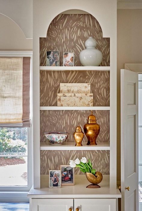 30+ Wallpaper Ideas to Spice Up Your Bookshelves - Days Inspired Wallpaper Inside Bookshelves, Built Ins With Wallpaper Backing, Niche Living Room, Hallway Nook Ideas, Beige Shelves, Wallpaper Bookcase, Wallpaper Bookshelf, 30 Wallpaper, Blue Geometric Wallpaper