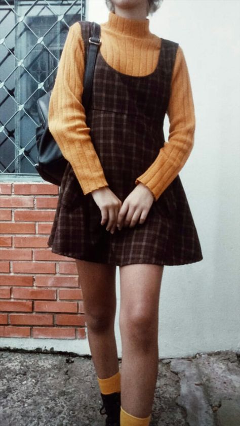 50s Sweater Outfit, Plaid Jumper Dress Outfit, Winter Outfits Aesthetic Colorful, Dress With Sweater Underneath, Autumn Outfits Comfy, Retro Academia Outfits, Small Town Clothing Aesthetic, Cold But Sunny Outfits, October Fits Aesthetic