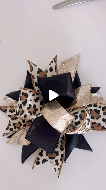 Joselyn Ann on Instagram: "Style 1 of my five bow style series: The Messy Bow

#messybow #messybowtutorial #bowsforsigns #howtomakebows #woodensigns #roundsigns #crafthowto #teachmehowtocraft #craftingtips #bowtips #bowtricks #bows #smallbusiness #leopardbow #prettybow" Easiest Bows To Make, Bows Made From Fabric, How To Make A Messy Bow With Ribbon, Straw Bows Diy, How To Make Bows For Hair With Fabric, Bows Diy Ribbon Step By Step Videos, Flat Bow Tutorial, How To Make A Layered Bow, How To Make Big Hair Bows