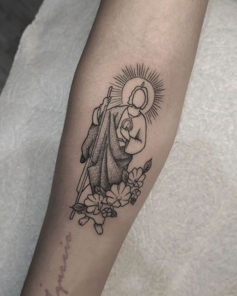 San Judas Back Tattoo, Tattoo Ideas San Judas, San Judas Outline Tattoo, Minimalist Jesus Tattoo, San Judas Tattoo Women, San Judas Tadeo Tattoo For Women, Tattoo Ideas Religious, Small San Judas Tattoo, Tattoo Ideas Mexican