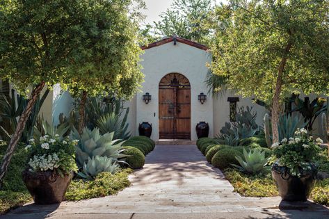 Spanish Garden Hacienda Style, Spanish Landscaping, Spanish Patio, Courtyard Entrance, Spanish Exterior, Spanish Garden, Phoenix Homes, Spanish Style Home, Spanish Style Homes