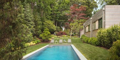 Red Mulch, Traditional Wife, Hornbeam Hedge, Hamptons Cottage, Los Angeles Interior Design, Midcentury Style, Pool Landscape Design, Planting Shrubs, The Wall Street Journal