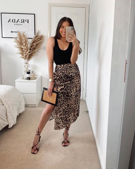 Jungle Chic Outfit, Animal Print Party Outfits, Jungle Theme Parties Outfit, Jungle Theme Outfit, Jungle Outfit, Guest Ideas, Leather Leggings Outfit, Midi Skirt Outfit, Animal Print Outfits