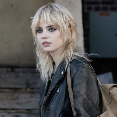 Aesthetic Hairstyles haircut grunge emo dye soft wolfcut fairycore academia photo simple mullet hair dark black blue Natalie Scatorccio, Punk Haircut, Sophie Thatcher, Wolf Cut Hair, Blue Wolf, Wolf Cut, Cut Hair, Hair Cuts, Leather Jacket