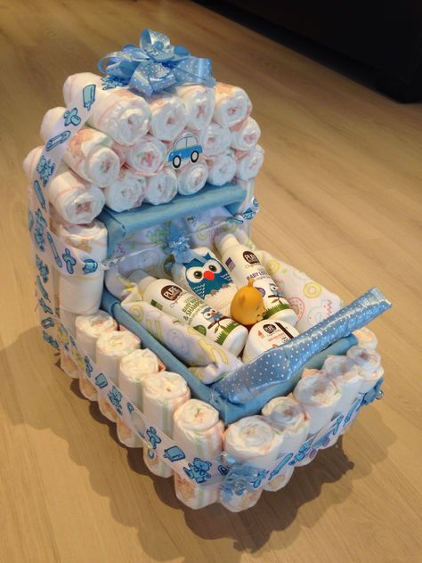 Baby shower present, nappy stroller idea Creative Baby Shower Gifts, Moldes Para Baby Shower, Diy Diaper Cake, Baby Shower Baskets, Creative Baby Shower, Cheap Baby Shower, Diy Baby Shower Gifts, Fun Baby Shower Games, Baby Shower Presents