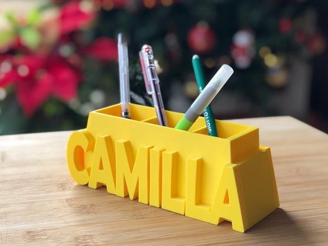 Pen holder, 3D printed object holder, with PLA material, (a biodegradable and compostable plastic), characterized by the chosen name with upper inserts used as containers. Ideal for organizing the desk, original gift idea. The width is approximately 18 cm and the height approximately 10 cm. The height of the text depends on the quantity of letters that make up the name. After the purchase, previews will be sent in the message section here on Etsy and the colors and shape will be defined. Small imperfections are not to be attributed to a manufacturing defect but to the printing process and the particularity of the material, entirely handcrafted. 100% Satisfaction Guarantee: Personalized products cannot be returned, however if for any reason the item arrives damaged please notify us within 2 3d Printing Gifts, 3d Printing Gift Ideas, Impresora 3d Ideas, Impression 3d Utile, Pen Holder Ideas, 3d Printing Ideas To Sell, Reuse Plastic Bottles, Volunteer Gifts, 3d Printing Art