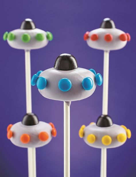 Discover our favorite recipe's in the new Nerdy Nummies cookbook by Rosanna Pansino, available in stores today. Rocket Cake Pops, Space Cake Pops, Alien Cake Pops, Spaceship Cake, Alien Cake, Nerdy Nummies, Alien Party, Space Birthday Party, Magic Cake