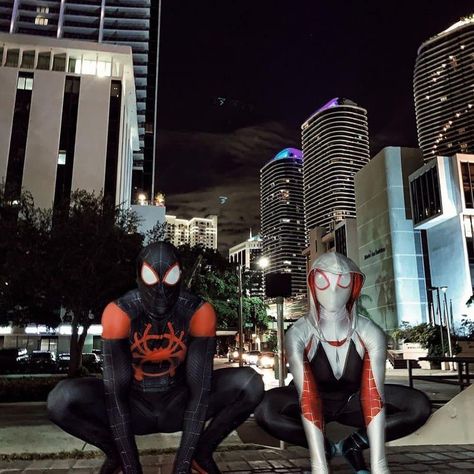 Spider Man And Gwen Couple Costume, Couples Spiderman Halloween Costume, Cute Couple Halloween Costumes Marvel, Spiderman And Spider Gwen Halloween Costume, Spider Man Couple Aesthetic, Spider Man Halloween Costume Couple, Spider Man Costume Aesthetic, Couples Costumes Spiderman, Couples Halloween Costume Spiderman