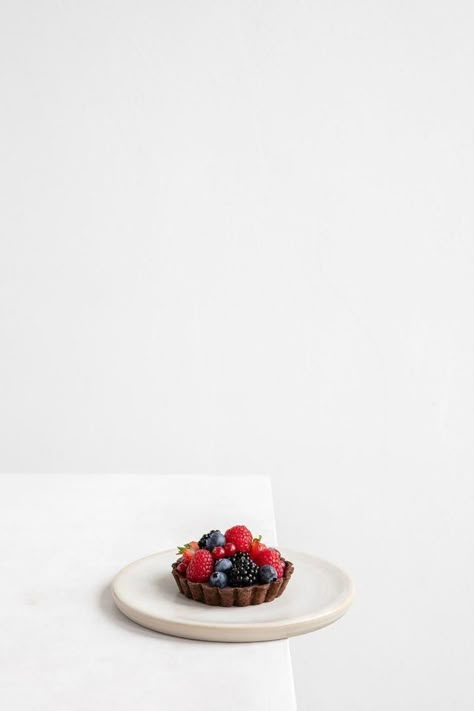 Food Photography Dessert, Dessert Photography, Cake Photography, Food Photography Inspiration, Food Photography Tips, Summer Berries, Food Photography Styling, Minimalist Photography, Beautiful Food