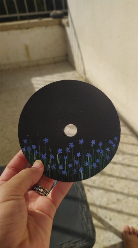 Painted Cds Aesthetic Simple, Black Cd Painting, Painted Cds On Wall, Easy Cd Painting Ideas, Painted Cds Easy, Painted Cds, Vinyl Record Art Ideas, Cd Idea, Painted Records