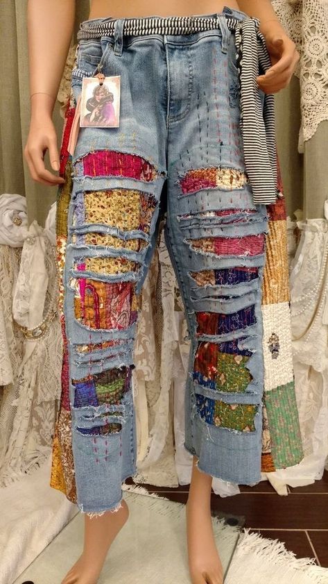 Diy Patches On Jeans, Old Pants Diy Upcycle, Boho Style Pants, Bohemian Jeans, Redo Clothes, Hippie Jeans, Denim Refashion, Mode Tips, Repurposed Clothing