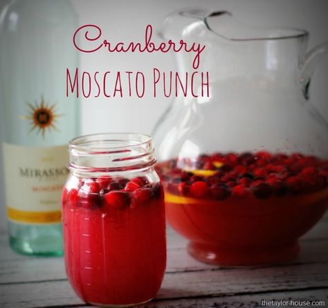 Cranberry Moscato Punch - moscato (I will use sparkling cider), cranberry juice, orange juice, lemon, fresh cranberries. Moscato Punch Recipes, Moscato Punch, Strawberry Moscato, Infused Drinks, Holiday Punch Recipe, Pitcher Drinks, Moscato Wine, Wine Spritzer, Holiday Punch