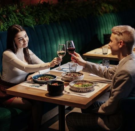 Couple Restaurant Photography, Romantic Dinner Photoshoot, Restaurant Photoshoot Ideas Couple, Dinner Date Photography, Couple Dinner Photography, Romantic Dinner Photography, Dinner Recipes For Couples, Couple Restaurant Date, Recipes For Couples