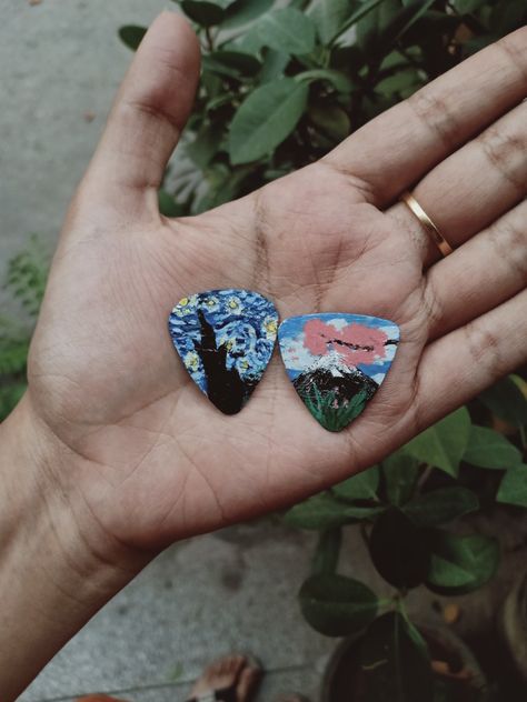 Painted Guitar Picks Diy, Painted Guitar Picks, Painted Instruments, Guitar Picks Diy, Painted Guitar, Guitar Painting, Guitar Picks, Guitar Pick, Rock N Roll