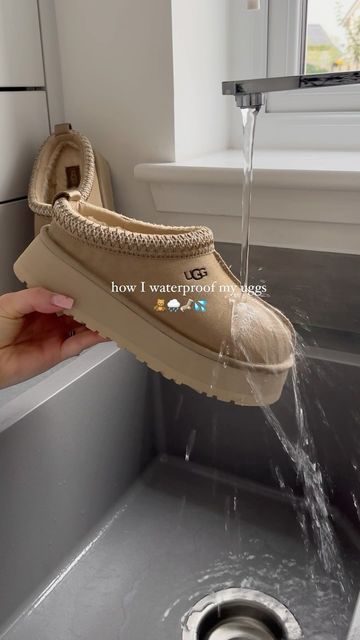 Ugg Shoes Outfit, Uggs Slippers Outfit, Ugg Season, Slipper Outfit, Cute Uggs, Waterproof Uggs, Ways To Lace Shoes, Christmas Day Outfit, Pretty Shoes Sneakers