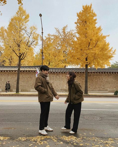 Autumn Couple Outfit, Autumn Couple Photoshoot Photo Ideas, Couple Autumn Outfit, Fall Matching Outfits Couple, Matching Outfits Couple, Autumn In Korea, Japan Autumn, Korean Photoshoot, Travel Pose