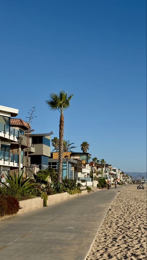 Manhattan Beach Aesthetic, Beach City Aesthetic, New Port Beach California, California Vibes Aesthetic, Southern California Aesthetic, California Beach Towns, Cali House, California Houses, Los Angeles Beach