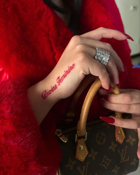 Hand Tattoos Names For Women, Gangsta Female Tattoo, Getting Tatted Aesthetic, Red Ink Lettering Tattoo, Red Wrist Tattoo, Devine Feminine Art Tattoo, Edgy Tattoo For Women, Pretty Finger Tattoos, Finger Tattoos Ideas