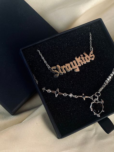 Bt21 Necklace, Stray Kids Jewelry, Skz Jewelry, Jewelry Kpop, Stray Kids Fashion, Star Accessories, Stray Kids Outfits, Word Necklace, Pretty Jewelry Necklaces