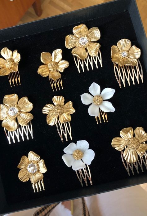 Gold Flower Hair Pin, Gold Flower Hair Accessories, Flower Hair Brooch, Ciel Black Butler, Art Coquillage, Designer Hair Accessories, Dope Jewelry Accessories, Jewelry Accessories Ideas, Dope Jewelry