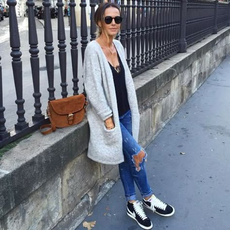 Comment porter des baskets montantes ? 6 tenues qui nous inspirent ! | Taaora – Blog Mode, Tendances, Looks Ripped Jean Outfits, Outfits With High Tops, Nike Blazers Outfit, Smart Casual Dress, Top Jean, Chi Town, Mom Outfit, Quoi Porter, Sneakers Looks