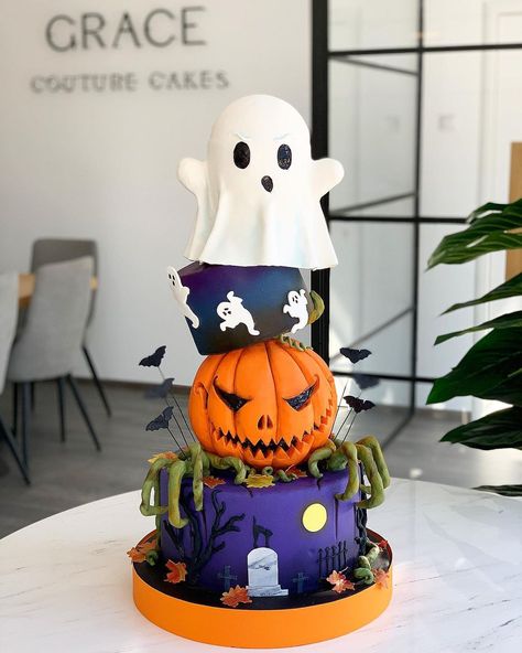 Halloween Fondant Cake, Halloween Cake Design, Jack O Lantern Cake, Spooky Halloween Cakes, Horror Cake, Sweet Treats Party, Chocolate Showpiece, Spooky Cake, Halloween Party Treats