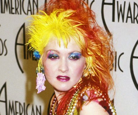 Signature yellow  orange hair color or Cyndi Lauper. Cindy Lauper 80's, Rocker Makeup, 80s Hair And Makeup, 80’s Makeup, Cindy Lauper, The 80s Fashion, Rock Makeup, Look 80s, 80s Makeup