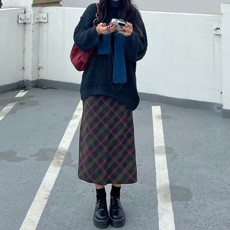 Midi Checked Skirt Outfit, Plaid Midi Skirt Outfit Winter, Winter Library Outfit, Long Skirt Fits Winter, Winter Outfit Dr Martens, Maxi Skirt For Winter, Thrifted Outfits Skirts, Plaid Midi Dress Outfit, Plaid Midi Skirt Outfit Fall