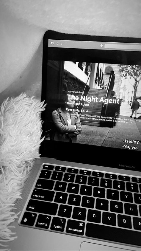 Night Netflix Aesthetic, The Night Agent Series, Gabriel Basso, The Night Agent, Netflix Aesthetic, Aesthetic Black And White, Bff Video, Aesthetic Picture, Iphone Wallpaper App