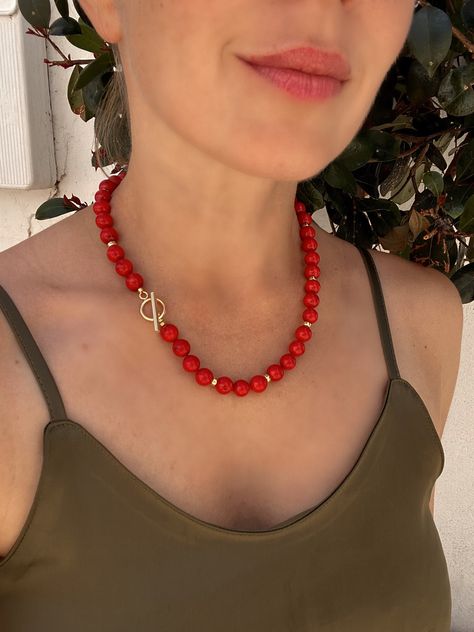 Beaded Necklace Outfit, Necklaces Red, Red Coral Jewellery, Red Beaded Necklaces, Red Coral Necklace, Coral Beads Necklace, Necklace Outfit, Jewelry Classic, Long Pearl Necklaces