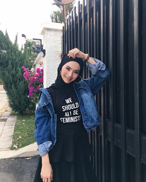 Outfit Jaket Jeans, Hijab Images, Jeans Hijab, Trendy Photography, Modern Hijab Fashion, Photography Street, Muslim Women Hijab, Casual Hijab Outfit, Hijab Chic