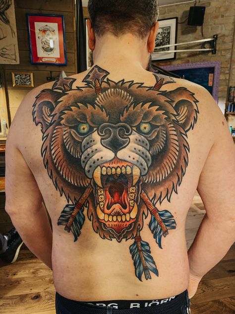 Back tattoo male old school traditional bear head with arrows. Old School Bear Tattoo, Traditional Bear Head Tattoo, Bear Traditional Tattoo, Bear Hand Tattoo, American Traditional Bear Tattoo, American Traditional Bear, Bear Head Tattoo, Traditional Bear Tattoo, Bear Tattoo Meaning